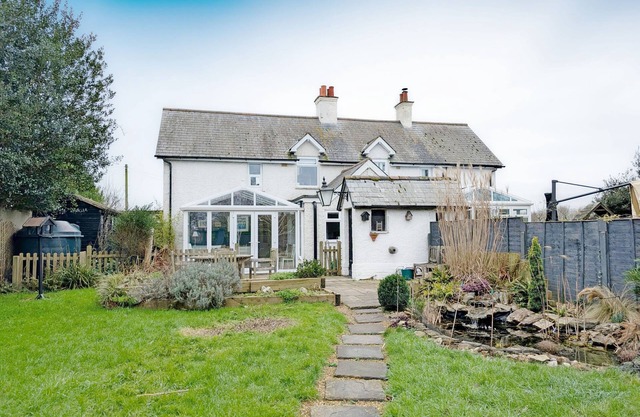 Wicks Farm Cottage - Ford Arundel - sleeps 6 guests in 3 bedrooms