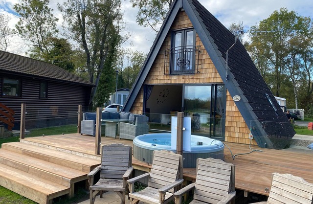 Widgeon is prime location on duck lake, bbq & Large Hot Tub with private fishing @tattershall lakes