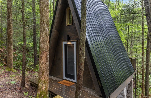 WiFi & Adventure - The Overlook - Camping Cabin Retreat in Red River Gorge, KY!