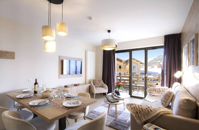 Wifi, au pied des commerces, remise en forme, piscine, sauna, hammam, balcon, parking, télévision