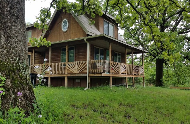 Big Oak Cabin est l'escapade parfaite dans les Ozarks! Flotter, pêcher, chasser ou se détendre!