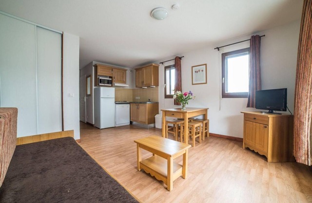 Wifi, remise en forme, piscine, terrasse, balcon, parking, télévision, casier à ski, 24m²