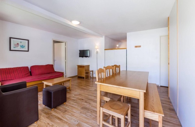 Wifi, 50m des commerces, remise en forme, piscine, sauna, hammam, balcon, télévision, casier à ski