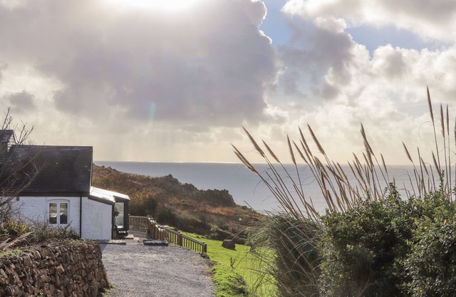 WILD ACRES, pet friendly, luxury holiday cottage in Coverack