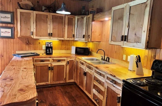 Wild Iris - Quiet Location and Short Walk to Downtown