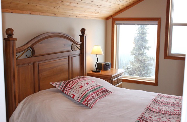 Grand Corbeau Sauvage Chalet Blanc