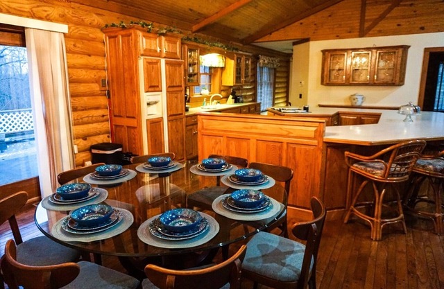 Log Cabin .5miles du lac Ky, lit King, bain à remous, table de billard, 1500 pieds carrés lieu!
