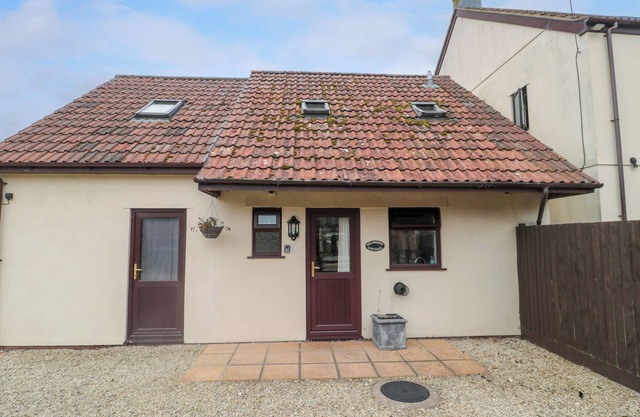 WILDBERRY COTTAGE, family friendly, with a garden in Brean