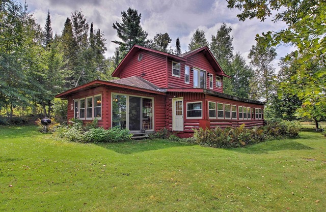 Serene Wilderness Acres Cabin w / Vues sur Bear Lake
