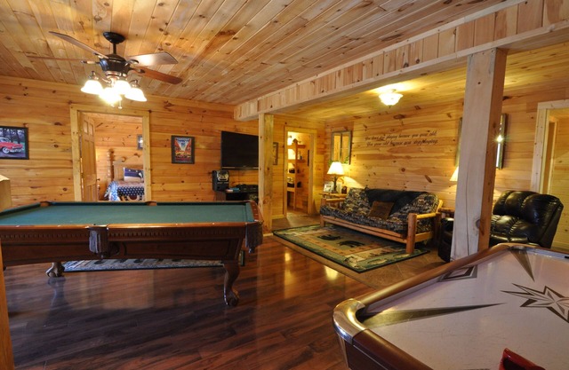 Retraite sauvage 4 br; 4 b Log Home avec table de billard. 1 mille de Legends of Golf