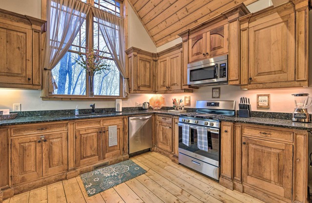 'Wildflower' Luxury Cabin w/Hot Tub & Views!