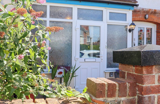 WILDLIFE HAVEN, family friendly, country holiday cottage in Margate