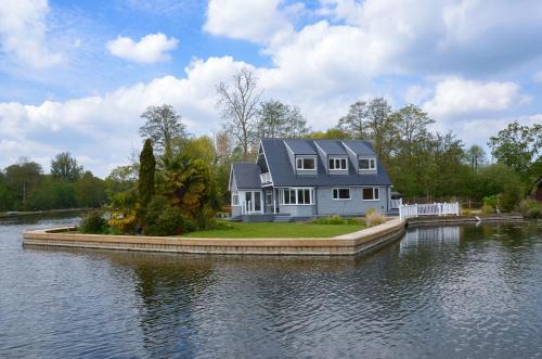 Wildwood Cottage on the river in Wroxham