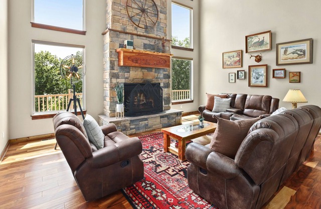 Wildwood Lake House - ON Beaver Lake - Sleeps 19!