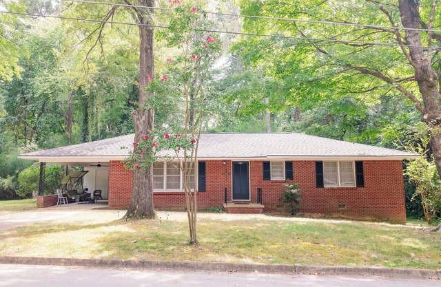 Artsy, relaxed home! 1mi to Square, 2mi to Campus