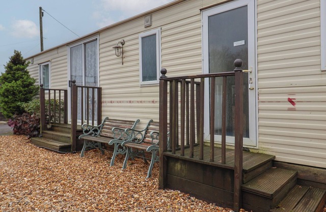 WILLEBBY, family friendly, with a garden in South Chard