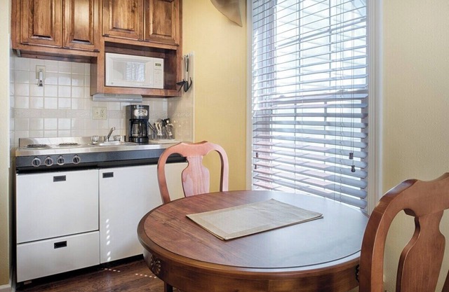 Williamsburg Getaway: 1BR/1BA, 2 Beds
