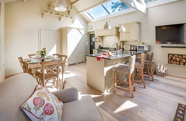 WILLIAMSTON COWSHED - a holiday home that sleeps 6 guests in 3 bedrooms