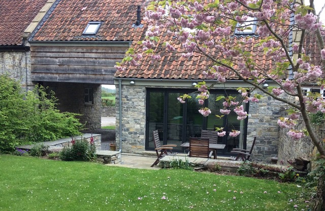 WILLOW BARN, family friendly, character holiday cottage in Shapwick