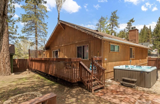 Willow Bear Log Cabin in Big Bear Lake + Hot Tub + Walk to Lake/Games