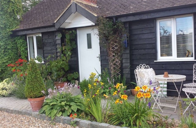 Rural, cosy cottage in idyllic Kent setting.