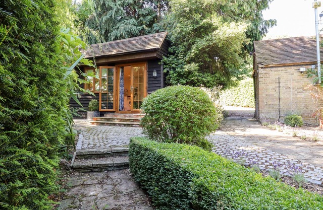WILLOW COTTAGE, romantic, with pool in Dartford