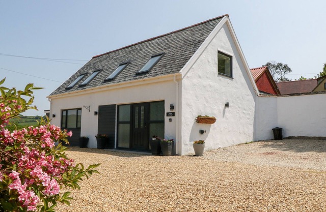 WILLOW COTTAGE, with a garden in Combe Martin