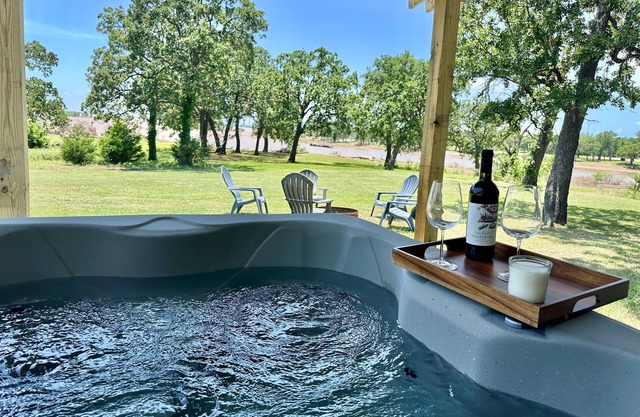 Willow Heaven- LAKEFRONT Cabin getaway with a Jacuzzi in Texoma Shores Resort