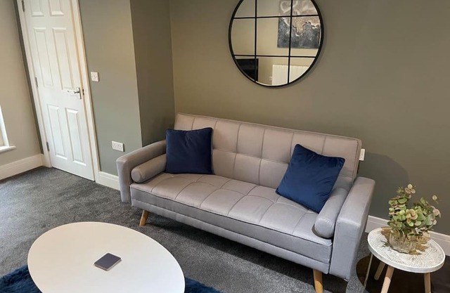 Willow House - 2bedroom Townhouse with free parking in town centre! by Shortstays4U