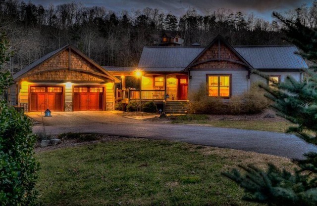 Willow Springs Retreat - Pet Friendly | Hot Tub | Pool Table | Foosball | Arcade | Gated Community