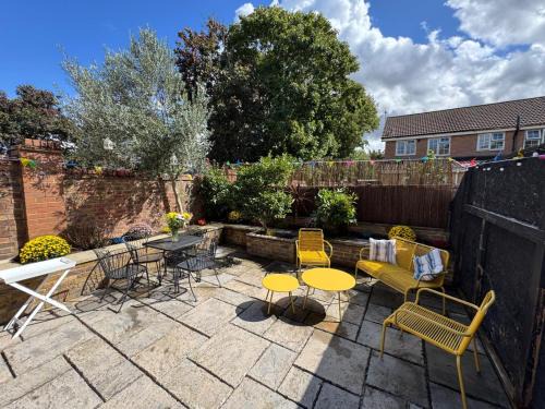 Willow Tree Retreat Airport Friendly 3BR House, with Garden & Office