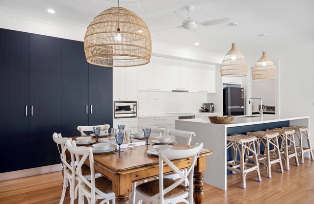 Gorgeous Cottage, Stroll to Beach, Sleeps up to 8