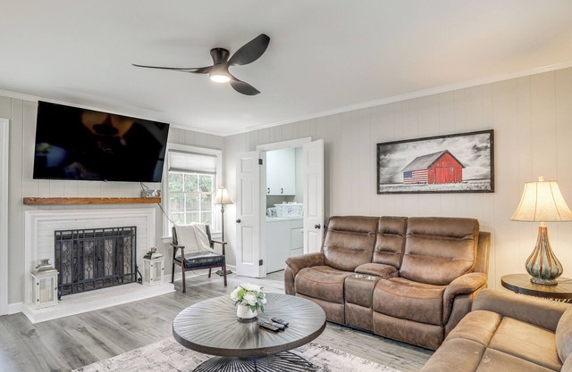 Wilmington Getaway w/ Fire Pit, 8 Mi to Beaches!
