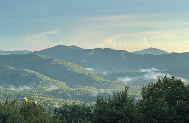 Atop the Highlands-Cashiers Plateau. Pool and Lake Access