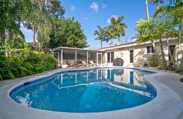 Wilton Wonderful! Heated Pool & 2 miles to Beach!