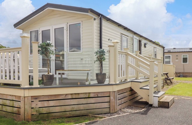 WINDERMERE LODGE, pet friendly, country holiday cottage in No Village