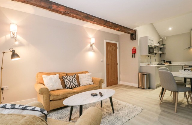 WINDERMERE, pet friendly, character holiday cottage in Kendal