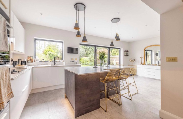 Windsor Charm : Spacious 4-Bed, Parking & Garden