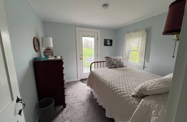 Windswept Acres Southeast Room - bed & breakfast in Chelsea with WiFi & ponds.