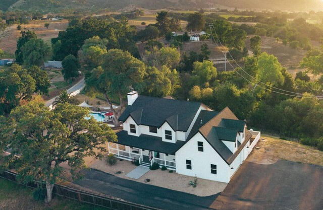 Wine Country Modern Farmhouse with Heated Pool, Hot Tub, Cybertruck