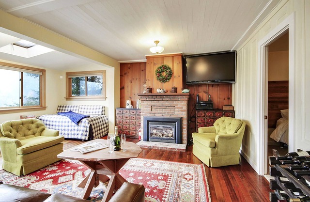 Wine Down ~ Spa, Dog Friendly, Cottage mignon sur la rivière! Give Back Promo!