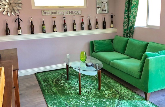 WINE WHIMSEY-The Westside Cottages 1 Bed/1 Bath with Jacuzzi