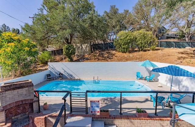 Spacieuse maison moderne rénovée du milieu du siècle avec piscine et accès au centre-ville de Paso!