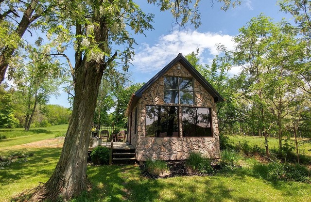 La cabane de vinification de Manchester Hill, à quelques minutes de Hocking Hills, comprend une dégustation de vin!