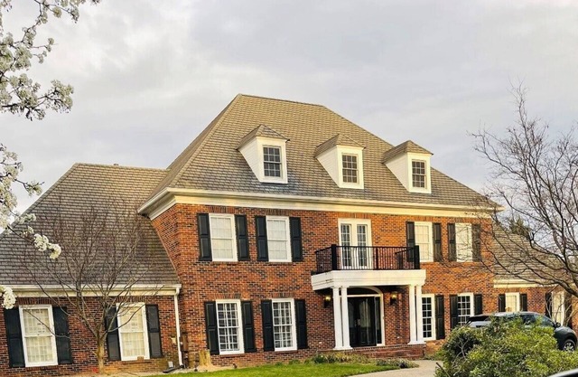 Winner's Circle Derby Mansion