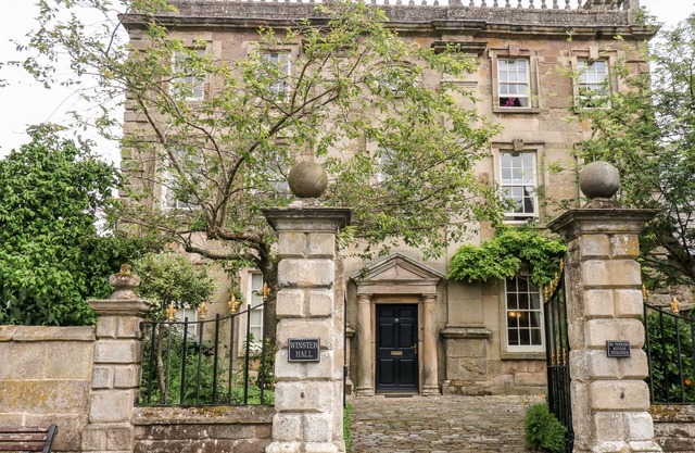 WINSTER HALL, pet friendly, avec feu ouvert en Winster, Ref 30946