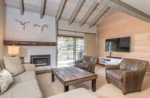 Condo ensoleillé côté pente avec terrasse privée et accès au bain à remous, au sauna et à la piscine