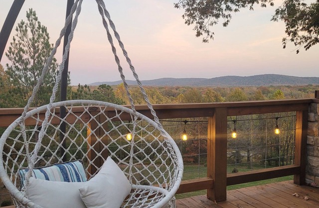 Winter escape! Winter/Christmas decor Dec - Jan near Shawnee National Forest!