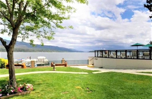 WINTER PARADISE -Lakefront resort, 10 min to skiing, pool, game room, gym