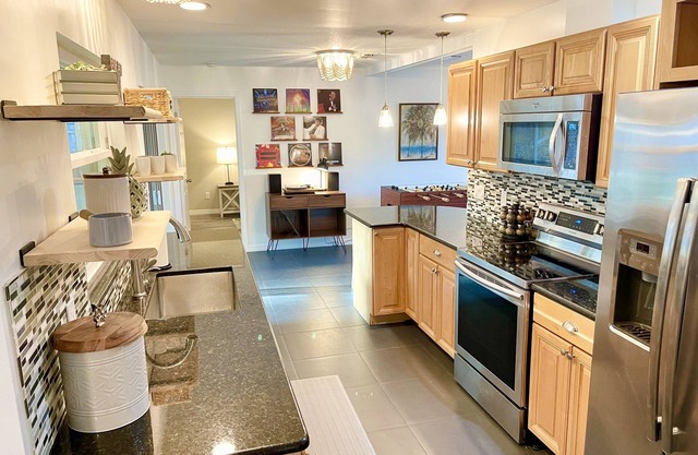 Winter Park Citrus Escape; sleeps 8, relaxing pool, family & pet friendly